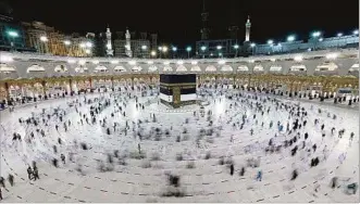 ??  ?? DEVOCIÓN. Los primeros centenares de peregrinos llegan a la ciudad sagrada de La Meca, en Arabia Saudita, donde se encuentra la Kaaba, para cumplir con el ritual que deben realizar al menos una vez en su vida. Quienes fueron elegidos para participar expresan su agradecimi­ento y emoción.