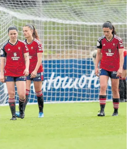  ?? ?? Aitana Zumárraga, Vera Martínez y Celia Ochoa se lamentan al término del partido.