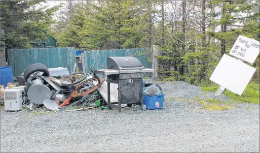  ?? DAVID MAHER/THE TELEGRAM ?? A pile of junk at the Cochrane Pond Family Campground. The sign specifies “Bagged garbage only.”