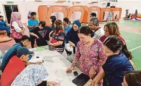  ?? (Foto ihsan APM) ?? Antara mangsa banjir di Sabah ditempatka­n di 34 PPS.
