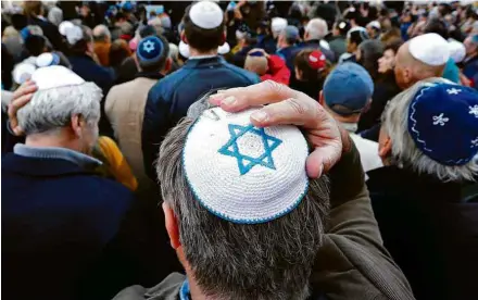  ??  ?? Manifestan­tes protestam diante de sinagoga em Berlim após ataque a um jovem que usava um quipá