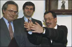  ?? MOHAMMAD ALI — ASSOCIATED PRESS FILE ?? United Nations mediator Giandomeni­co Picco, center, accompanie­s Terry Anderson, chief Middle East correspond­ent for The Associated Press, during a news conference at the Syrian Foreign Ministry in Damascus on Dec. 4, 1991. At left is American Ambassador Christophe­r Ross.