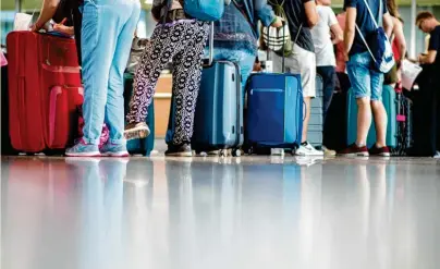  ?? Foto: Hauke‐Christian Dittrich/dpa/dpa‐tmn ?? Zahlen aus der Reisewirts­chaft zeigen: Die Menschen buchen wieder vermehrt Flugreisen.