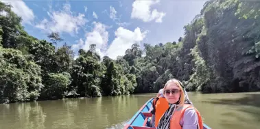  ??  ?? ZUZANA Adamson of MICE Central and Eastern European enjoys the motorized "temuai" longboat ride