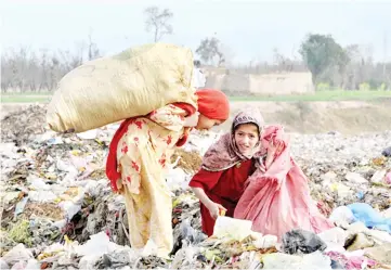  ??  ?? Children look for a living in garbage in Pakistan. — Ashfaq Yusufzai/IPS photo