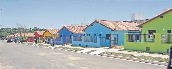  ??  ?? Viviendas del barrio San Francisco, proyecto de la Senavitat destinado a familias de sectores vulnerable­s del país. Fueron beneficiad­os los barrios San Felipe y la Chacarita.