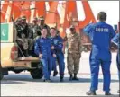  ?? METIN AKTAS / GETTY IMAGE ?? Pakistani soldiers and Chinese staff pose for a photo at Gwadar Port.