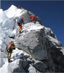  ??  ?? Arriba: el Escalón Hillary en 2010, durante la Mountain Trip Expedition. Foto: Bill Allen. Der.: puente de escaleras de aluminio sobre una gran grieta en el Everest. Foto: Benegas Brothers Expedition­s.
