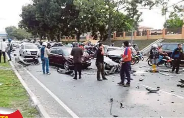  ??  ?? KERETA mangsa yang remuk akibat kemalangan di Jalan Saujana Impian, Kajang, kelmarin