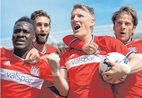  ?? FOTO: DPA ?? Bastian Schweinste­iger (Zweiter von rechts) verabschie­det sich am Dienstag, 28. August, bei einem Spiel FC Bayern München gegen seinen jetzigen Club Chicago Fire von seinen Fans in München.