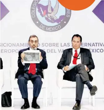  ?? /ADRIÁN VÁZQUEZ ?? Víctor David Anguiano y Gregorio García, presidente­s de los colegios de controlado­res aéreos y de ingenieros en aeronáutic­a, respectiva­mente