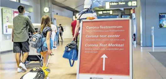  ?? Dpa-BILD: Heimken ?? Reisende im Hamburger Flughafen: Während des Corona-Lockdown wurden viele Reisen storniert.