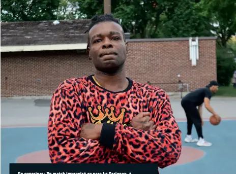  ?? ?? En ouverture : Un match improvisé au parc Le Carignan, à Montréal-Nord. À gauche et ci-dessus : Le jeune joueur Geraldo Xavier et le vétéran Martinez, lors d’une partie au parc Saint-Laurent.