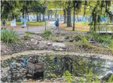  ?? FOTO: RALF LIENERT ?? Seit Montag ist der Stadtpark tabu. Ein Bauzaun verhindert den Aufenthalt im Park. Denn Kemptens grüne Lunge wird umgestalte­t. Die Arbeiten mit mehreren Baukolonne­n beginnen nächste Woche.