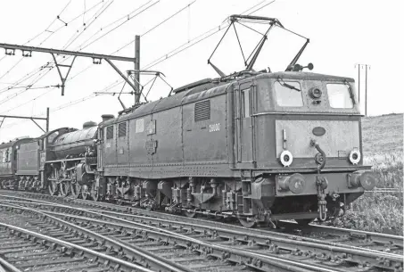  ?? TRANSPORT TREASURY/DR IAN ALLEN ?? Landmark electric: Nigel Gresleydes­igned Class EM1 electric No. 26000, with its Tommy
nameplate and plaque visible amidships, heading an RCTS High Peak railtour at Wombwell Main on June 27, 1964. A worksplate from the Bo-Bo locomotive, one of which can be seen on the front of the engine, will be going under the hammer in a GW Railwayana sale on November 12. Behind No. 26000 is B1 class 4-6-0 No. 61360, designed by Gresley’s successor Edward Thompson and built nearly a decade after Tommy, in March 1950.