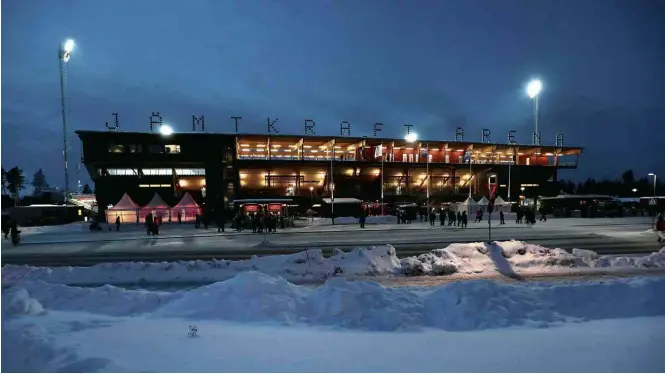  ?? Peter Cziborra - 15.fev.2018/Reuters ?? Jämtkraft Arena, em Östersund, na Suécia, antes do jogo entre Arsenal e o time da casa, o Östersund, onde 9 mil pessoas lotaram as arquibanca­das do estádio na quinta-feira (15)