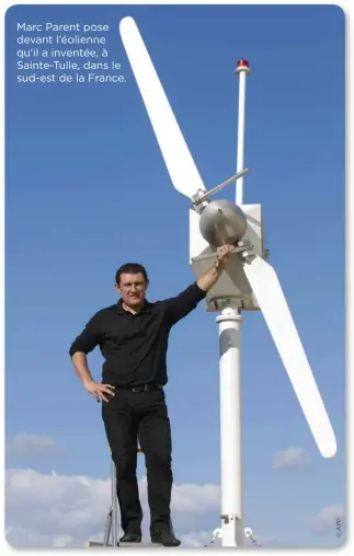  ??  ?? Marc Parent pose devant l’éolienne qu’il a inventée, à Sainte-Tulle, dans le sud-est de la France.