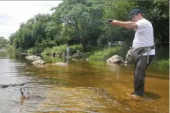  ??  ?? En Córdoba, Gastón Foglia, usando caña de acción rápida y, mínimament­e, de potencia media, para clavar en una boca dura, caracterís­tica de la tararira. Además, las piedras no permiten regalar metros al pez.