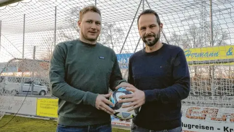  ?? Foto: Sebastian Richly ?? Führungswe­chsel bei den Fußballern des VfL Ecknach. Der sportliche Leiter Jochen Selig (rechts) übergab an Nachfolger Benedikt Huber.