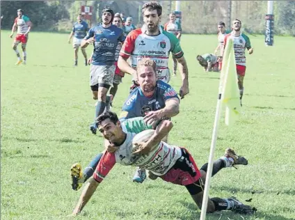  ?? FOTO: LUIS MARI UNCITI ?? Ensayo El Hernani plantó cara, pero el poderoso Quesos impuso su ley en la segunda parte del partido de ayer en Landare