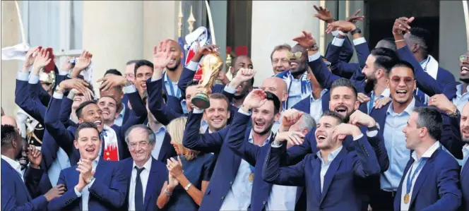  ??  ?? LA COPA DEL MUNDO LLEGÓ A PARÍS. Miles de personas se echaron a la calle para recibir a los campeones del mundo, que pasearon el trofeo y fueron vitoreados.