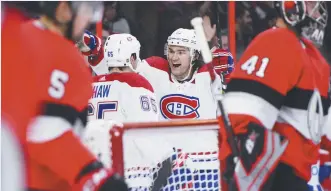  ??  ?? Andrew Shaw a marqué le 100e but de sa carrière. - La Presse canadienne