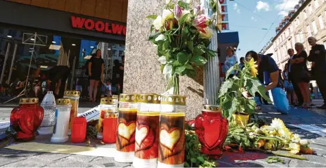  ?? Foto: Heiko Becker, dpa ?? Ein Jahr nach der tödlichen Messeratta­cke eines wohl psychisch kranken Mannes auf ihm unbekannte Menschen in Würzburg haben Bürger am Samstag an die Opfer erinnert.