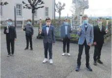  ?? FOTO: JOSEF SCHNEIDER ?? Die sechs Jungen, die am Weißen Sonntag auf dem Schönenber­g ihre Erstkommun­ion gefeiert haben.