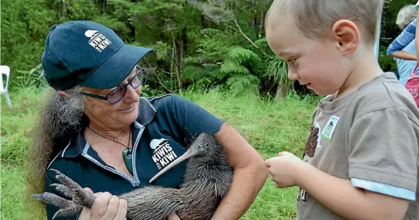  ??  ?? Wendy Sporle chats to an interested youngster during a release of a kiwi back into the wild.