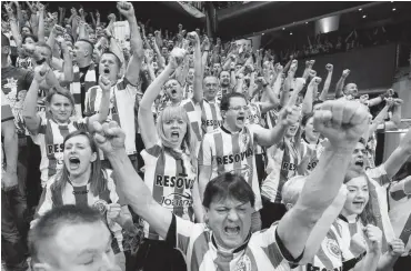  ?? Foto: dpa/Lukas Schulze ?? Volleyball-Euphorie: Fans aus Rzeszow feuern ihre Lieblinge im Finale gegen Kasan an.