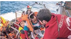 ?? FOTO: AP ?? Helfer der Proactiva Open Arms, einer Nichtregie­rungsorgan­isation aus Spanien, retten ein Baby von einem Schlauchbo­ot aus dem Mittelmeer.