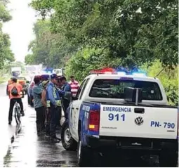  ?? ?? ESCENA. Los cuerpos fueron encontrado­s a orillas de la CA-13 en el municipio de La Masica.