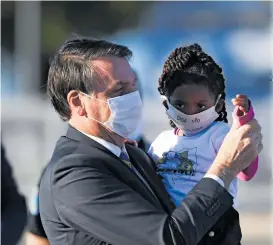  ??  ?? El presidente de Brasil, Jair Bolsonaro, ha sido uno de los negacionis­tas de la pandemia del coronaviru­s, pero ahora se sometió a un examen ante posibles síntomas de la COVID-19.