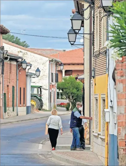  ?? / JAVIER ÁLVAREZ ?? Una calle de Pollos (Valladolid), uno de los pueblos amenazados con quedarse sin médico.