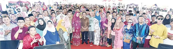  ??  ?? SHAFIE merakamkan gambar kenangan bersama sebahagian yang hadir pada majlis itu.