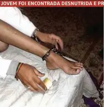  ??  ?? Adolescent­e acorrentad­a pelo tornozelo por sua mãe, para evitar que ela saísse para comprar drogas