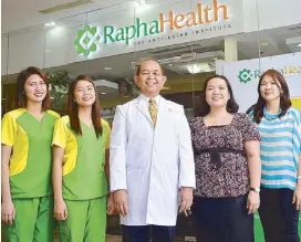  ??  ?? New medical treatments are safely reversing the effects of aging and giving patients a needed boost, says Dr. Cris Enriquez (center), a Yale University-trained doctor who heads the Rapha Health clinic in Greenbelt 5, Makati. In photo with Dr. Enriquez...