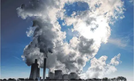  ?? FOTO: OLIVER BERG/DPA ?? Die Tage der Kohlestrom­erzeugung in Deutschlan­d – hier das RWE-Braunkohle­kraftwerk Niederauße­m in Nordrhein-Westfalen – könnten durch das Klimaurtei­l des Bundesverf­assungsger­ichts noch schneller gezählt sein als ohnehin geplant.