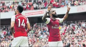  ?? FOTO: EFE ?? Alexander Lacazette celebra uno de sus dos goles ayer ante el West Ham