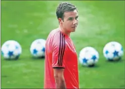  ??  ?? DRAMA. Mario Götze recibe instruccio­nes durante un entrenamie­nto.