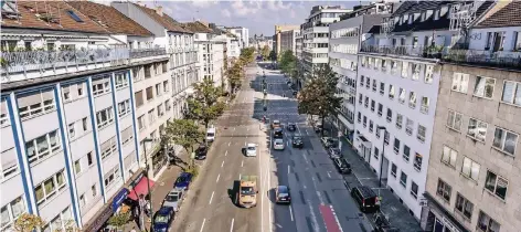  ?? RP-FOTO: ANDREAS ENDERMANN ?? Auf der Karlstraße gibt es bisher nur den Ausläufer eines Radwegs (unten rechs im Bild). Dort soll ein durchgehen­der Streifen entstehen, der über die Worringer Straße fortgesetz­t wird.