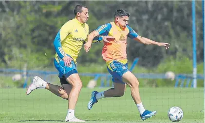  ?? PRENSA BOCA ?? Puro ritmo. Blanco conduce la pelota y Lema lo persigue en el regreso a los entrenamie­ntos.