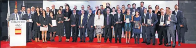  ??  ?? ÉXITO. Medallista­s olímpicos, clubes centenario­s, dirigentes, federacion­es exitosas y empresas que impulsan el deporte. Todo eso estuvo representa­do en la foto de familia.