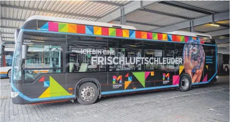  ?? FOTO: ANDREAS ARNOLD/DPA ?? In vielen deutschen Städten fahren Nahverkehr­sbusse bereits mit Wasserstof­f und Brennzelle­ntechnik und schützen so das Klima. Der ZAK will mit eigener Wasserstof­f-Produktion in Kempten dafür eine Basis bauen.