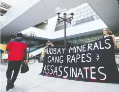  ?? Nat han Denette / the Cana dian pres files ?? Protesters demonstrat­e in 2012 outside the Hudbay
Minerals Inc. annual general meeting in Toronto.