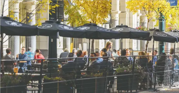  ?? AZIN GHAFFARI FILES ?? The city is bringing back expanded restaurant patios and extra space for pedestrian­s this spring to encourage social distancing amid the COVID-19 pandemic.