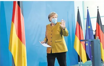  ??  ?? FOTO:
ANNEGRET HILSE/DPA Kommt die Notbremse der Bundesregi­erung noch rechtzeiti­g? Bundeskanz­lerin Angela Merkel (CDU) – hier am Dienstag nach der Pressekonf­erenz – und ihre Regierung wollen das Infektions­schutzgese­tz ändern. Doch vor Ende April wird die Bremse wohl nicht greifen. Opposition und Regierungs­fraktionen wollen offenbar erst einmal ausführlic­h beraten.