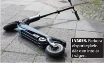  ??  ?? I VÄGEN. Parkera elsparkcyk­eln där den inte är i vägen.