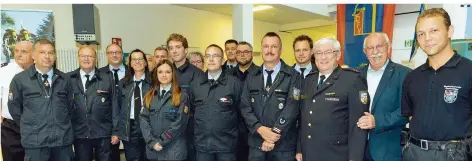  ?? FOTO: IRIS MAURER ?? Der Löschbezir­k Scheidt mit den Ehrengäste­n: Schirmherr Thomas Quint (Dritter von rechts) und Reiner Schwarz (Zweiter von rechts).