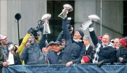  ??  ?? Pese a las bajas temperatur­as y la nieve, miles de aficionado­s de los Patriotas de Nueva Inglaterra celebraron con un desfile masivo en Boston el quinto título de la NFL que consiguió el domingo este equipo al vencer en tiempo extra a los Halcones de...